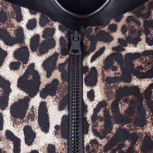 Alice + Olivia Kirby Ruffle Short Sleeve Dress in Leopard Print - Picture 6 of 10